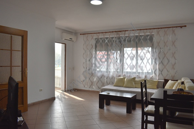 Apartament 2+1 me qira ne rrugen Dora D&#39;Istria prane Gardes dhe sheshit Wilson.
Pozicionohet ne